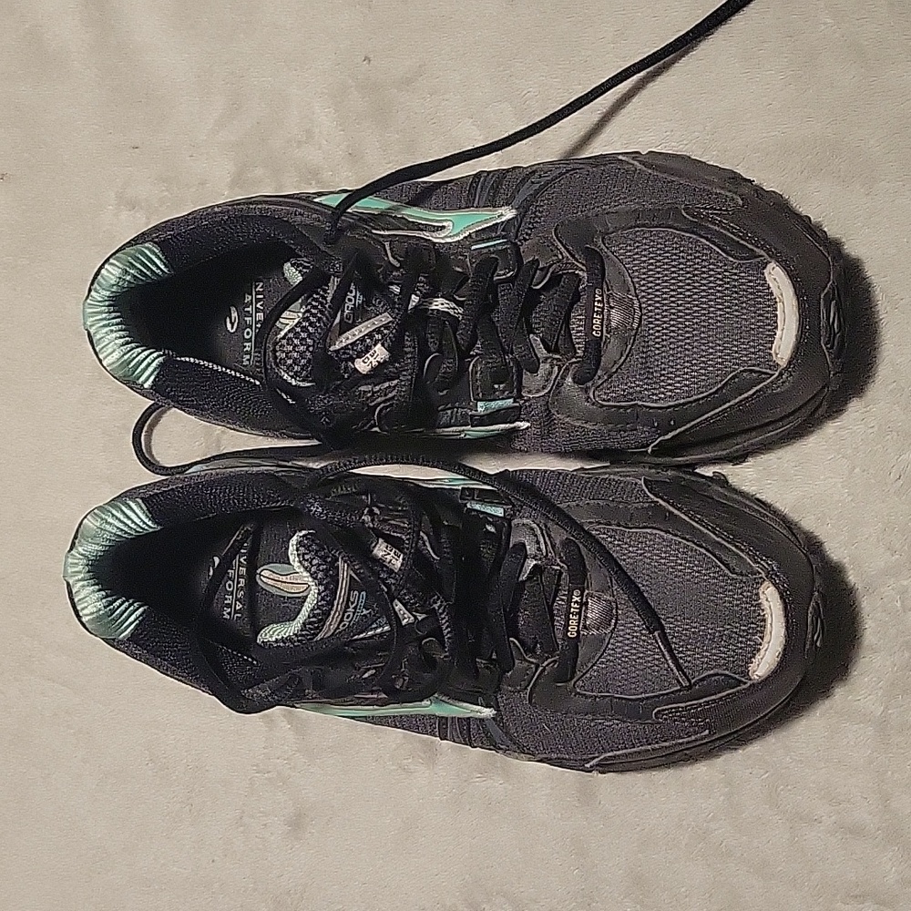 Brooks goretex tennis shoes